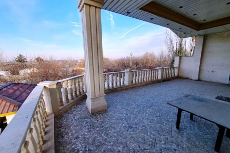 ویلا استخردار در چهارباغ - اغلان تپه