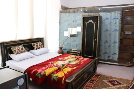 بومگردی در باب انار - اتاق بیژن و منیژه