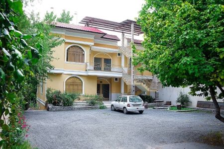 سوئیت کنار رودخانه در باغ بهادران - همکف