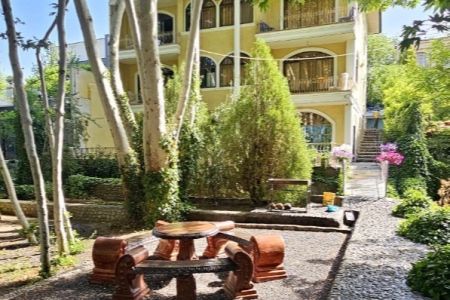 سوئیت کنار رودخانه در باغ بهادران - همکف