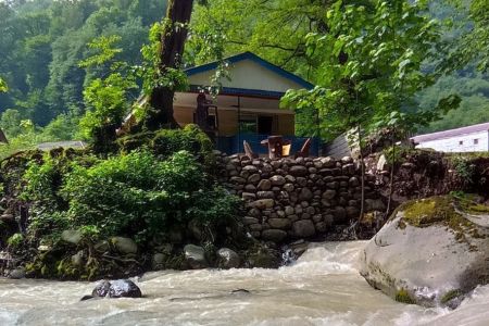 خانه ویلایی کنار رود در جاده اسالم