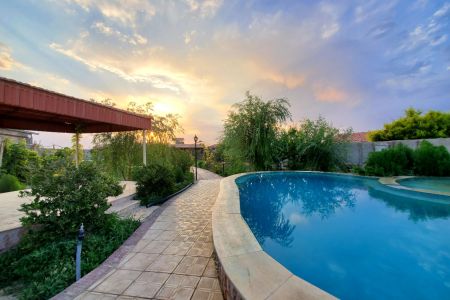 ویلا استخردار با حیاط دلباز اصفهان - کنجوان