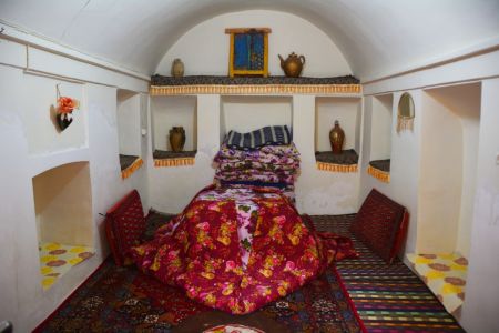 رزرو بوم گردی در سرخه سمنان - اتاق کاه گلی