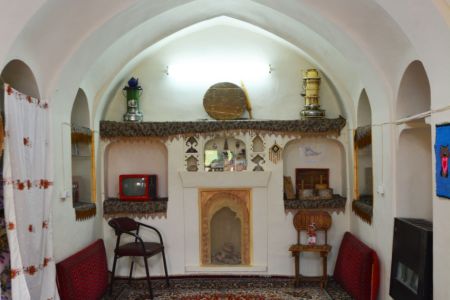 رزرو بوم گردی در سرخه سمنان - اتاق کاه گلی