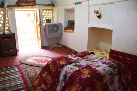 رزرو بوم گردی در سرخه سمنان - اتاق کاه گلی