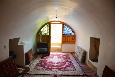 رزرو بوم گردی در سرخه سمنان - اتاق کاه گلی