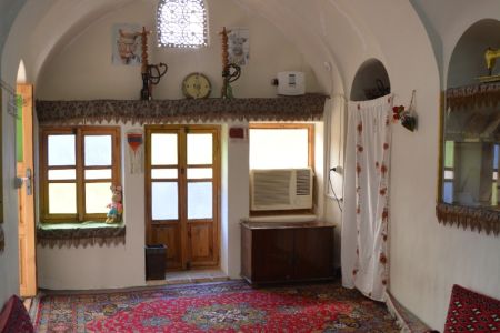 رزرو بوم گردی در سرخه سمنان - اتاق کاه گلی