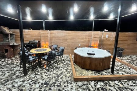 کلبه سوئیسی رو به جنگل در بابلکنار - قرآن تالار