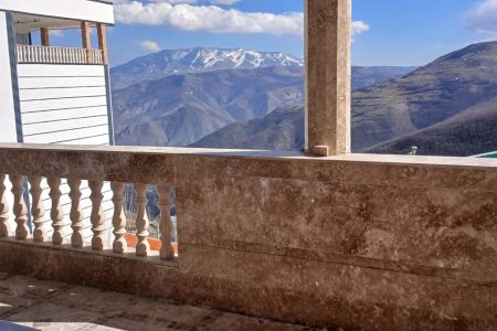 خانه بالکن دار با ویو کوه در کلیبر - شجاع آباد