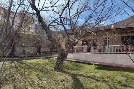 خانه با حیاط دلباز در کلیبر