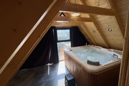 کلبه سوئیسی کنار رودخانه در چالوس - اکبر آباد