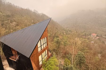 کلبه چوبی با طراحی متفاوت در میان لات رامسر