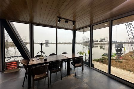 کلبه سوئیسی رو به آب در عباس آباد - خشکلا