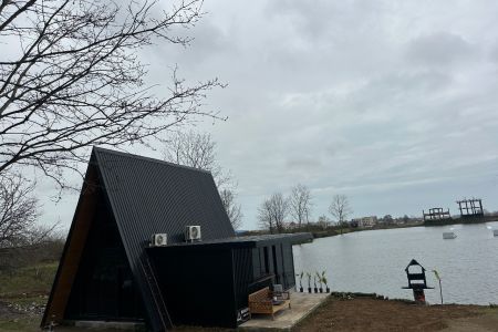 کلبه سوئیسی رو به آب در عباس آباد - خشکلا