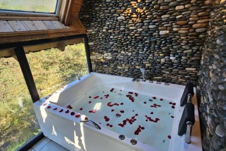 کلبه جنگلی با جکوزی کنار رود در تنگدره رامسر