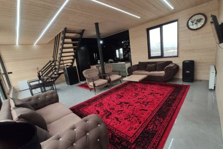 کلبه با بالکن رو به شالیزار در شاندرمن - پیرسرا