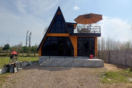 کلبه چوبی با تراس دلباز در ماسال - خودبچر