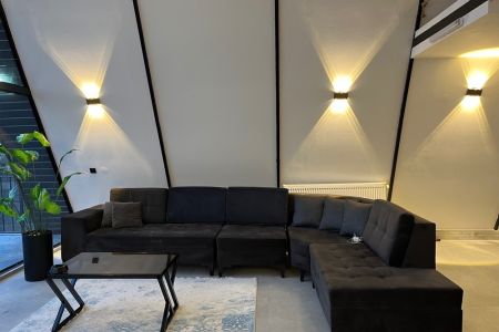 کلبه سوئیسی با تراس رو به طبیعت در شیرگاه