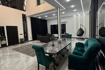 ویلا دوبلکس استخردار چهارخوابه در چهارباغ