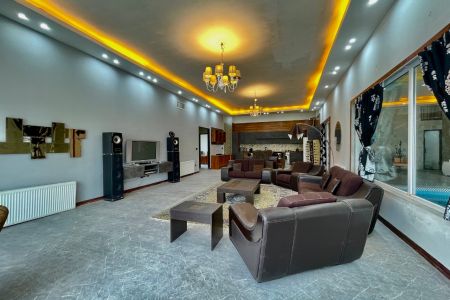 ویلا استخردار با زمین بازی در شهرک زعفرانیه