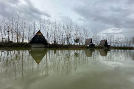 کلبه کنار دریاچه در ابوالحسن آباد سرخرود - و ۲