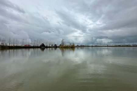 کلبه چوبی کنار دریاچه در ابولحسن‌آباد سرخرود