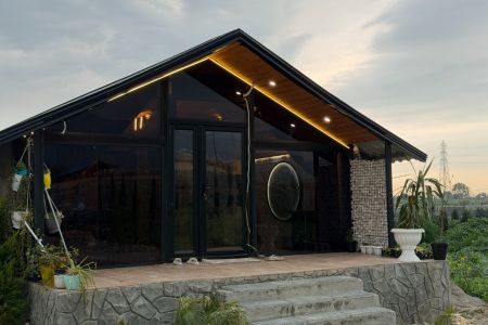 کلبه چوبی با سقف شیشه ای در گرگان