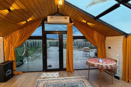 کلبه چوبی با سقف شیشه ای در گرگان