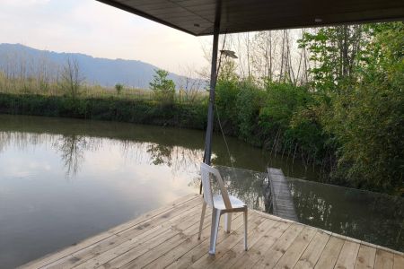 کلبه با استخر پرورش‌ماهی در کوچکده لاهیجان