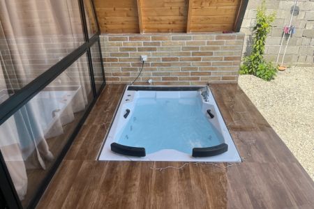 کلبه سوئیسی با وان جکوزی در نشتارود - پل‌سرا