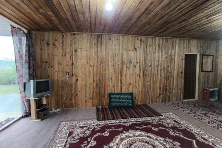 کلبه با استخر پرورش‌ماهی در کوچکده لاهیجان