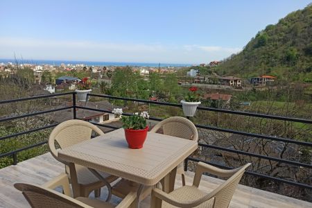 کلبه سوئیسی با جکوزی در جنگل های سرولات