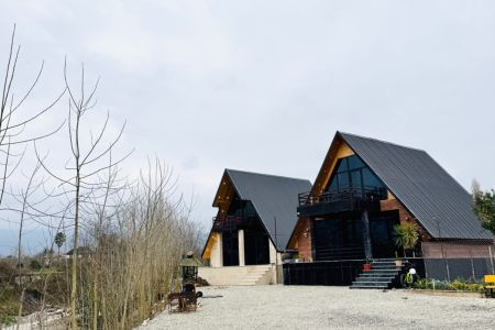 کلبه سوئیسی کنار رودخانه در متل قو