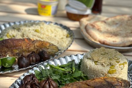 کلبه چوبی کنار دریاچه در ابولحسن‌آباد سرخرود