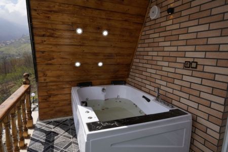 کلبه آلاچیق دار با ویو کوه در جاده جواهرده