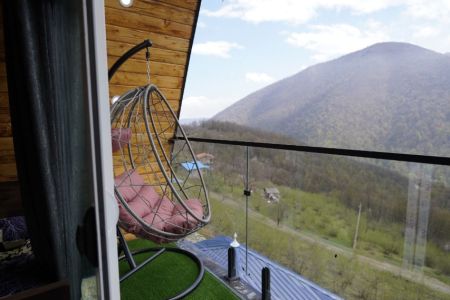 کلبه آلاچیق دار با ویو کوه در جاده جواهرده