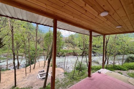 کلبه چوبی کنار رودخانه در شالما ماسال