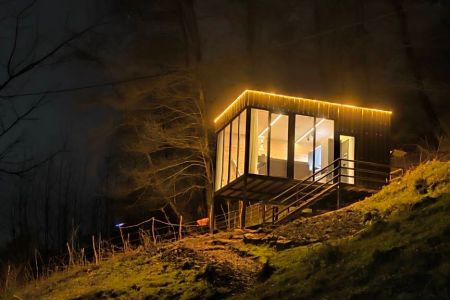 کلبه جنگلی با نمای شیشه‌ در کیشه‌خانی ماسال