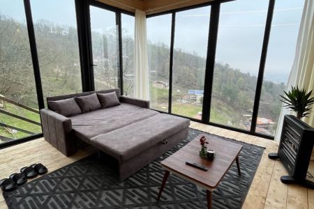 کلبه جنگلی با نمای شیشه‌ در کیشه‌خانی ماسال