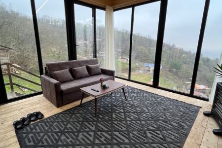 کلبه جنگلی با نمای شیشه‌ در کیشه‌خانی ماسال