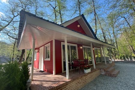 کلبه جنگلی با جکوزی در جاده سه‌ هزار - قرمز