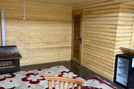 کلبه چوبی کنار برکه در صومعه سرا - میانده