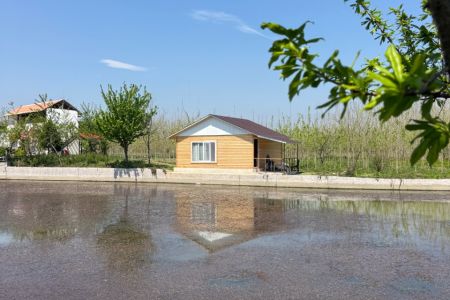 کلبه چوبی کنار برکه در صومعه سرا - میانده