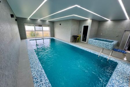 فيلا بمسبح على شاطئ البحر في نور