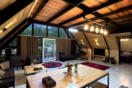 کلبه سوئیسی با تراس دلباز در ماسال - گنذر