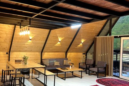 کلبه سوئیسی با تراس دلباز در ماسال - گنذر