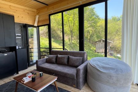 کلبه جنگلی با نمای شیشه‌ در کیشه‌خانی ماسال