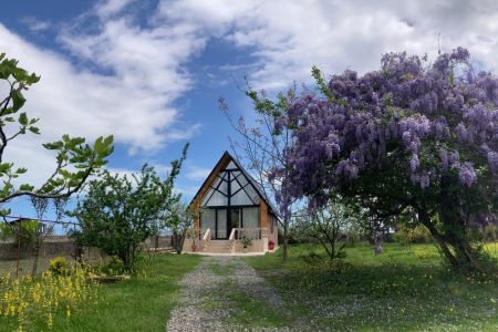 کلبه با بالکنی رو به شالیزار در اسالم - کریم سرا