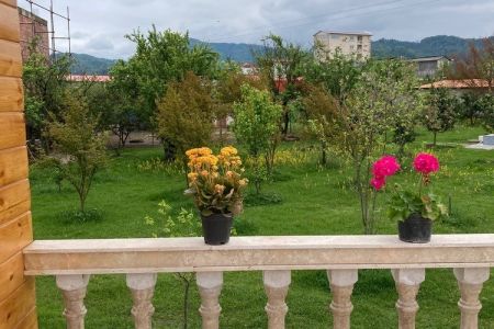 کلبه با بالکنی رو به شالیزار در اسالم - کریم سرا