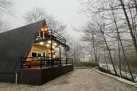 کلبه سوئیسی کنار رودخانه در جاده سه هزار